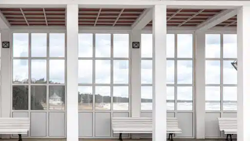 Which Windows Are Best for Your Beach House Near the Ocean?