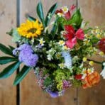 How to Personalize Bouquets for Birthdays or Anniversaries?