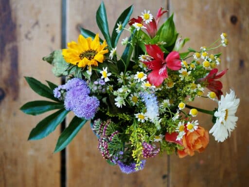 How to Personalize Bouquets for Birthdays or Anniversaries?