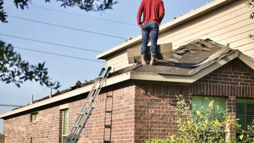 5 Signs It's Time to Call a Roofing Professional